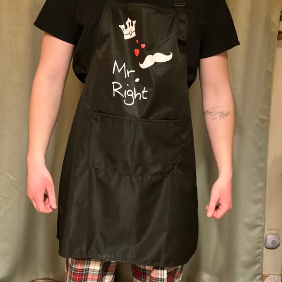 Apron Set: Black Mr Right & Cream Mrs‎ Always Right Pair - Picture 2 of 6
